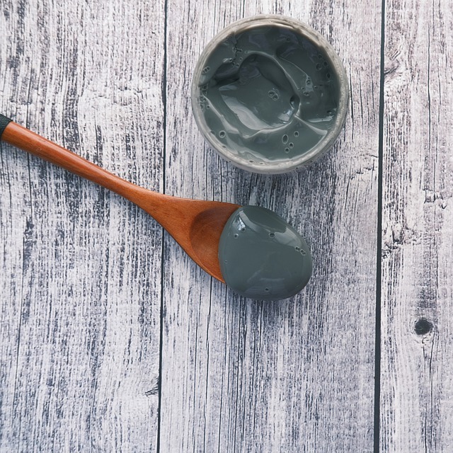 mutanaamio purkissa ja vieressä puulusikassa mutanaamiota